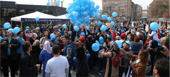 Mavileri giyip, otizme farkındalık için yürüdüler