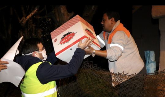 Büyükşehir kapı kapı gezdi, yardım kolileri dağıttı