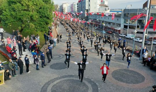 Hürriyet’ten 1000 kişilik zeybek ekibine teşekkür