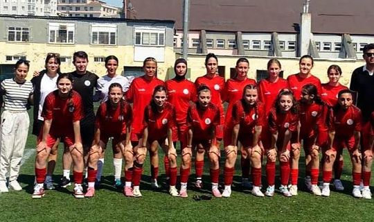 Körfezli kızlar, Karşıyaka Koleji’ni 4-0 yendi