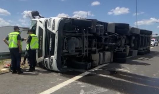 Kocaeli’de, Kağıt Rulo Yüklü, Tır Devrildi: 1 Yaralı