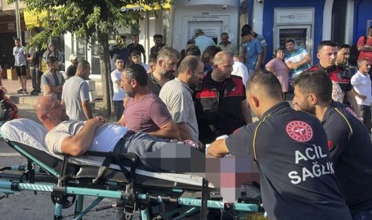 Kocaeli'de, Motokurye İki Kişiyi Bıçakladı