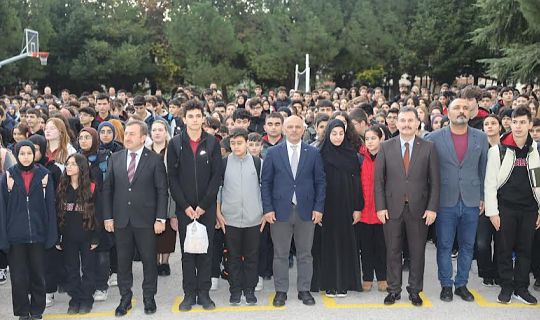 Körfez Belediye Başkanı Şener Söğüt, Oruç Reis Anadolu Lisesi'nde, Bayrak Törenine Katıldı