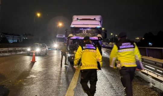 İZMİT'TE, TEM OTOYOLU'NDA, KAZA:4 KİŞİ YARALANDI