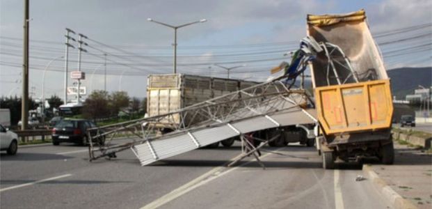  Açılan Kamyon Damperi, Tabelayı Devirdi