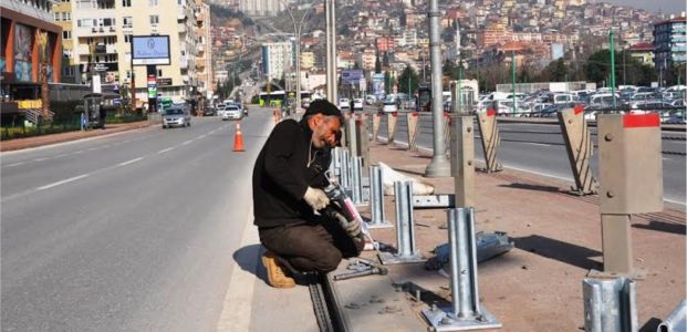 Adalet Köprüsü’ne oto korkuluk montajı 