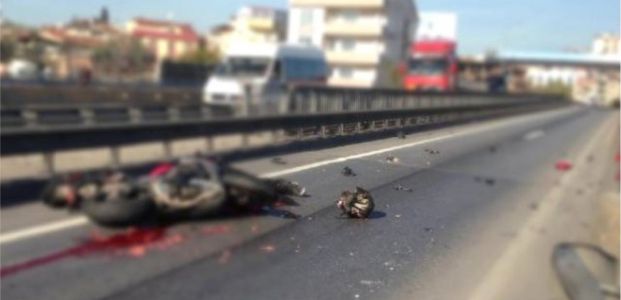  Bariyerlere Çarpan Motosiklet Sürücüsü Öldü