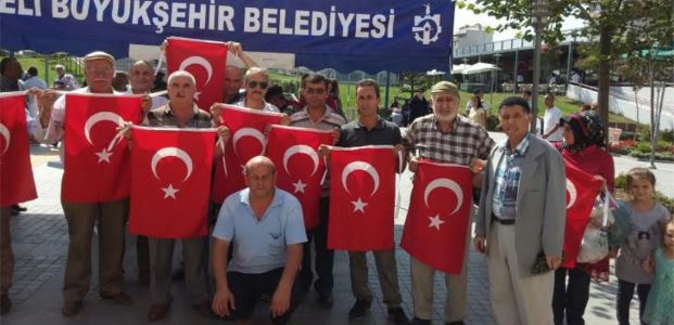 Büyükşehir binlerce Türk Bayrağı dağıttı