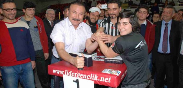 DOĞAN, ŞAMPİYONLARLA BİLEK GÜREŞİNDE