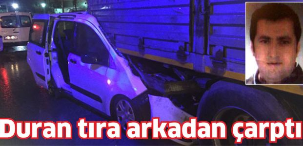 Duran tıra arkadan çarptı