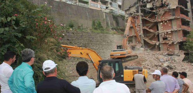 Halıdere çıkışındaki hasarlı binaların yıkımına başlandı