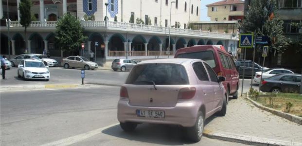  KALDIRIMLARA PARK EDEN ARAÇ SÜRÜCÜLERİNE CEZA YAĞDI