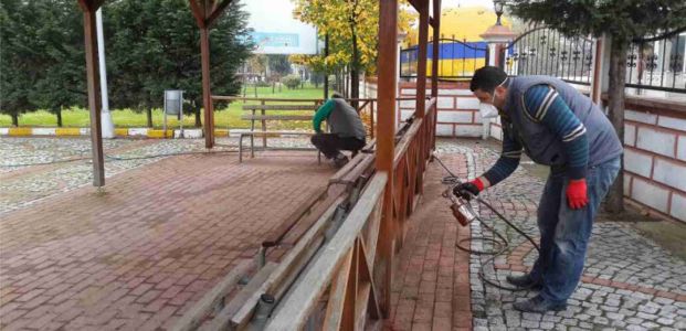 Kartepede cami bahçe mobilyaları bakımdan geçiriliyor