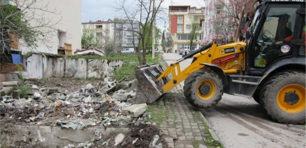  Körfez’de Tehlike Saçan Metruk Yapılar Yıkılıyor