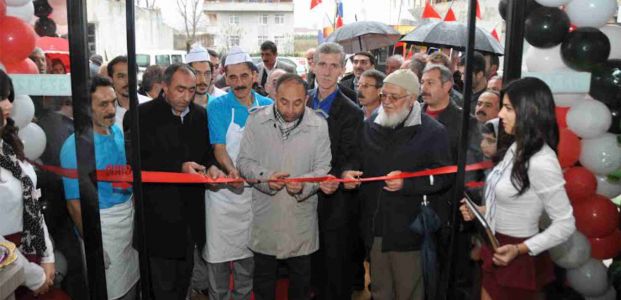 Kurdeyalı Başkan Üzülmez kesti