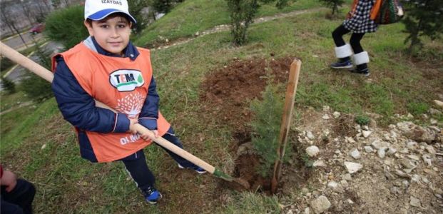 Minik TEMA gönüllüleri İZAYDAŞ'ta fidan dikti