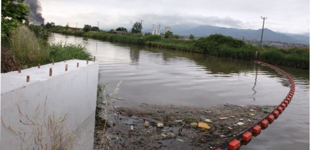 Petrokimya atıkların denize ulaşmaması için dereye bariyer çekildi