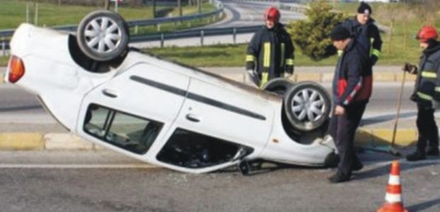 Takla atan araçtan yaralanmadan kurtuldular