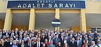 CHP Adliye binasına çelenk koydu