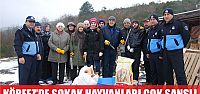 Sokak hayvanlarını elleriyle beslediler